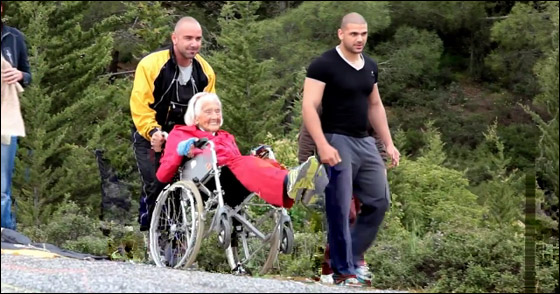 قعيدة تبلغ 104 اعوام تهبط بالمظلة من جبل ارتفاعه 2400 قدم!