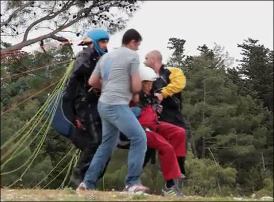 قعيدة تبلغ 104 اعوام تهبط بالمظلة من جبل ارتفاعه 2400 قدم!