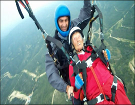 قعيدة تبلغ 104 اعوام تهبط بالمظلة من جبل ارتفاعه 2400 قدم!