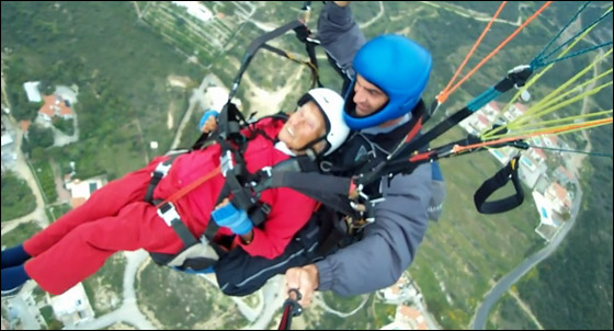 قعيدة تبلغ 104 اعوام تهبط بالمظلة من جبل ارتفاعه 2400 قدم!