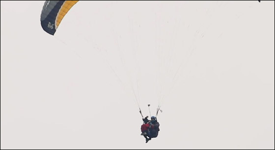 قعيدة تبلغ 104 اعوام تهبط بالمظلة من جبل ارتفاعه 2400 قدم!