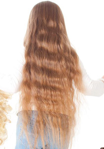 طفلة تعاني من متلازمة "داون" تتبرع بشعرها لمرضى السرطان!!