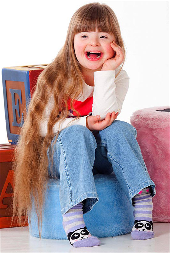 طفلة تعاني من متلازمة "داون" تتبرع بشعرها لمرضى السرطان!!