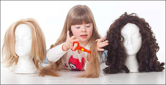 طفلة تعاني من متلازمة "داون" تتبرع بشعرها لمرضى السرطان!!