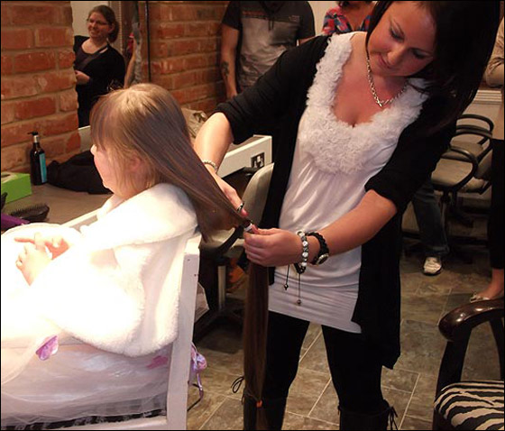 طفلة تعاني من متلازمة "داون" تتبرع بشعرها لمرضى السرطان!!