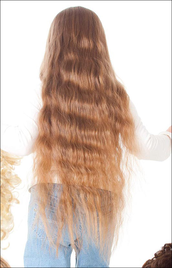 طفلة تعاني من متلازمة "داون" تتبرع بشعرها لمرضى السرطان!!