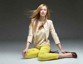 اليك كيف ترتدين الجينز الملون بافضل طريقة!