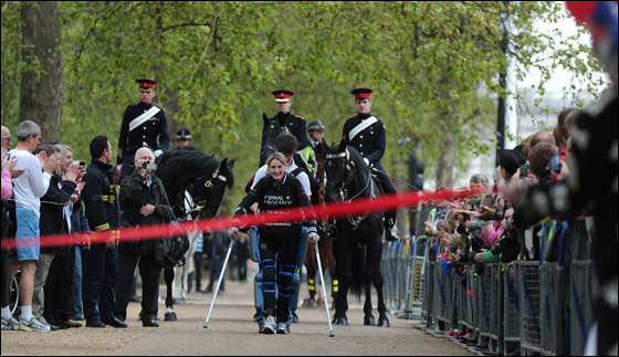 عاجزة قطعت ماراثون العاصمة لندن وجمعت مبلغ 90 الف باوند لجمعية خيرية
