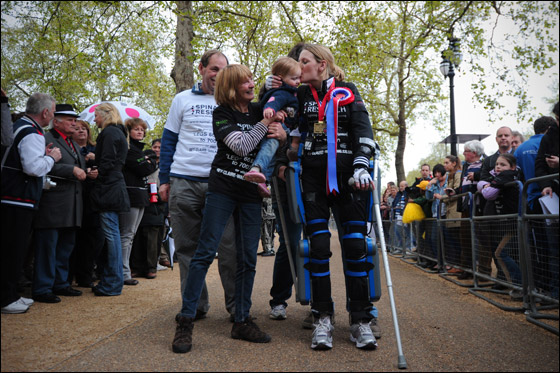 عاجزة قطعت ماراثون العاصمة لندن وجمعت مبلغ 90 الف باوند لجمعية خيرية