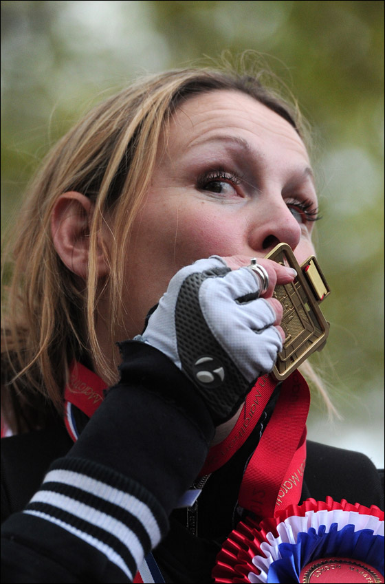 عاجزة قطعت ماراثون العاصمة لندن وجمعت مبلغ 90 الف باوند لجمعية خيرية