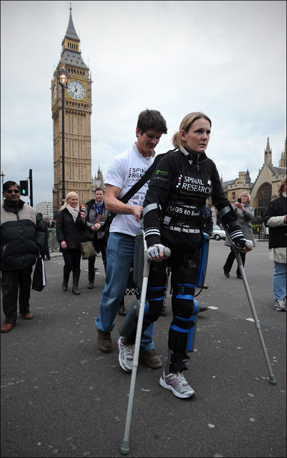 عاجزة قطعت ماراثون العاصمة لندن وجمعت مبلغ 90 الف باوند لجمعية خيرية