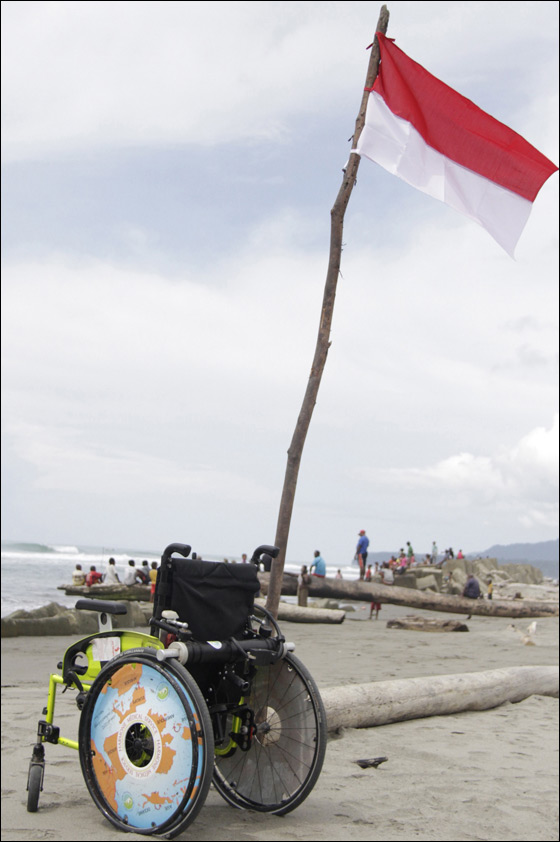 سباح فرنسي مبتور الأطراف يسبح مسافة 20 كيلومتر تقريبا!