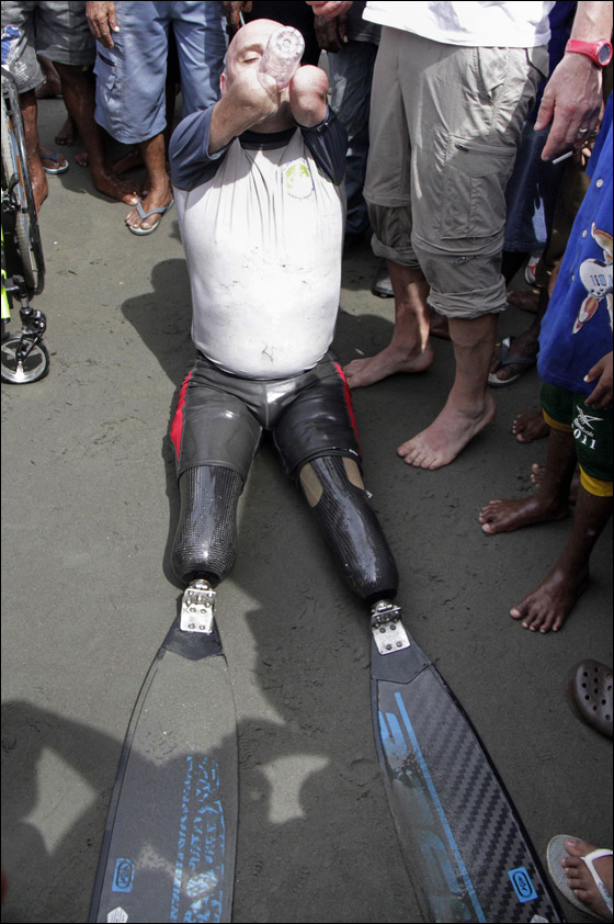 سباح فرنسي مبتور الأطراف يسبح مسافة 20 كيلومتر تقريبا!