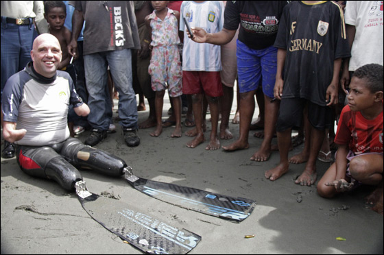 سباح فرنسي مبتور الأطراف يسبح مسافة 20 كيلومتر تقريبا!