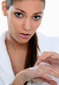 اليك سيدتي.. عدة نصائح لتحاربي مشكلة جفاف البشرة!