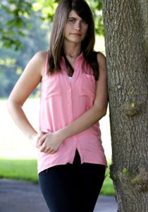 فتاة تنجو من الموت المحتم بسبب ركوبها على لعبة ملاهي!!