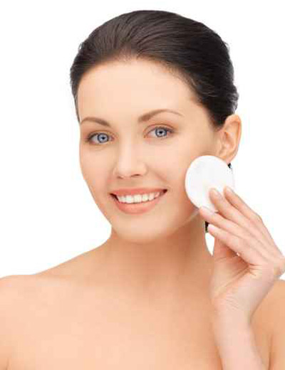 تخلصي من المكياج قبل الذهاب للنوم لتفادي جفاف البشرة