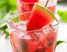 لفصل الصيف الحار.. نقدم لكم شراب البطيخ المنعش!!
