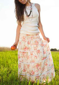 اليك التنورة الطويلة لطلة صيفية مفعمة بالأنوثة!