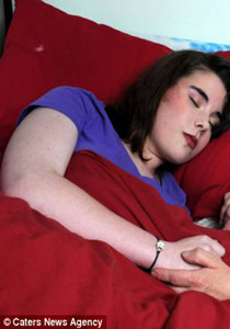 في حالة نادرة.. فتاة تغط في النوم لمدة شهرين وتفوّت امتحاناتها!!