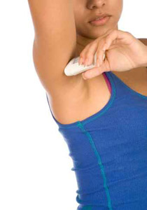 سواد تحت الابطين: اليك اسبابه وطرق معالجته!