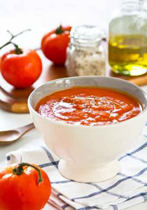 اليك سيدتي طريقة تحضير شوربة الطماطم.. الف صحة