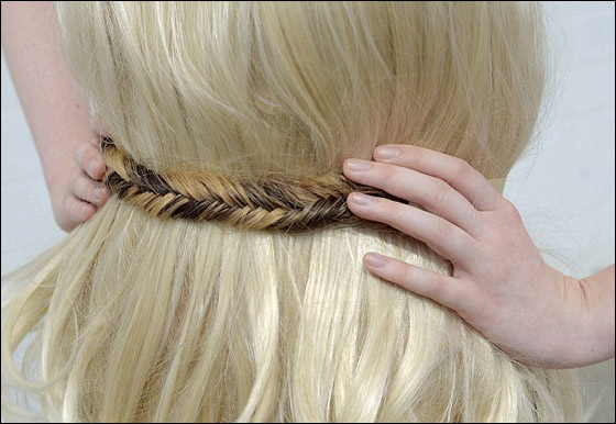 بالصور: حول الشعر والجمال.. مصففة شعر تصمم فستان من الشعر البشري!