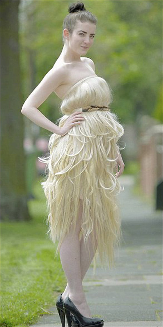 بالصور: حول الشعر والجمال.. مصففة شعر تصمم فستان من الشعر البشري!