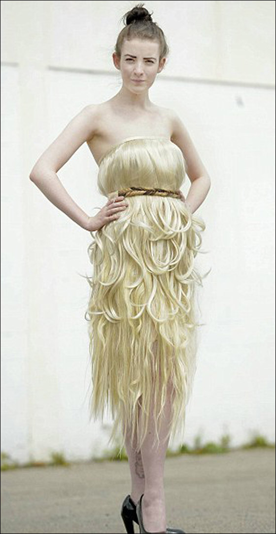 بالصور: حول الشعر والجمال.. مصففة شعر تصمم فستان من الشعر البشري!