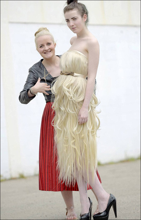 بالصور: حول الشعر والجمال.. مصففة شعر تصمم فستان من الشعر البشري!