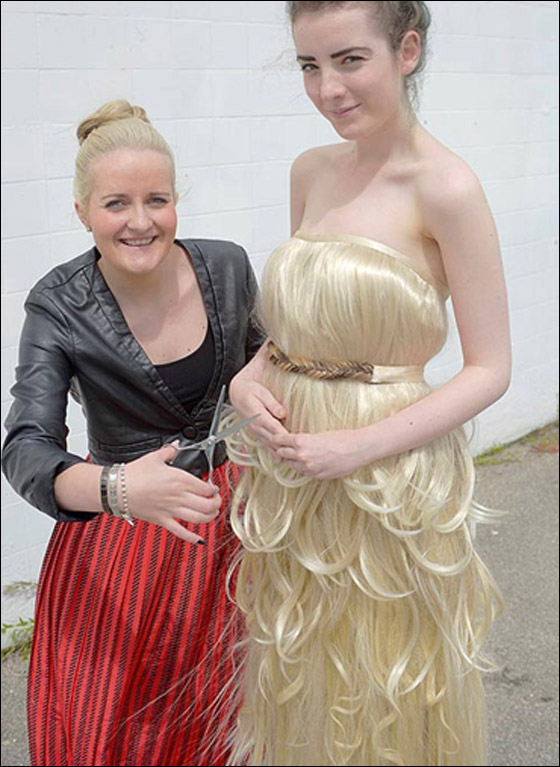 بالصور: حول الشعر والجمال.. مصففة شعر تصمم فستان من الشعر البشري!