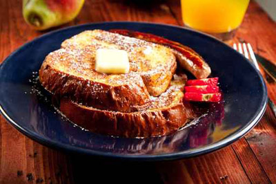 حضري التوست المقلي بالبيض والزبدة والفاكهة