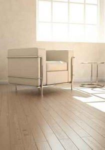 كيف تعتنين بالأرضية الخشبية العتيقة؟!