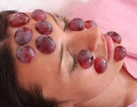 لبشرة مشدودة خالية من التجاعيد.. اليك بقناع العنب!