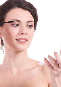 لعينين جذابتين.. نقدم 4 نصائح لرموش كثيفة وطويلة!