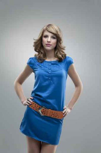 اليك فساتين رائعة مشرقة باللون الازرق