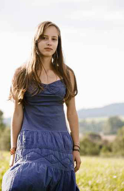 اليك فساتين رائعة مشرقة باللون الازرق