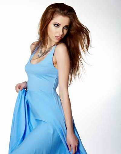 اليك فساتين رائعة مشرقة باللون الازرق