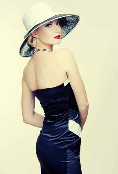 اليك فساتين رائعة مشرقة باللون الازرق