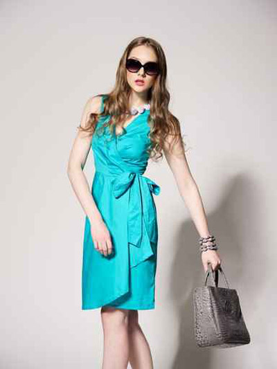 اليك فساتين رائعة مشرقة باللون الازرق