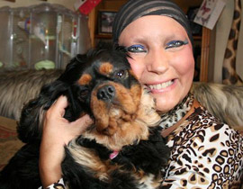 كلبة تكشف اصابة صاحبتها بسرطان الثدي بعد مواظفتها على شم ثديها!!