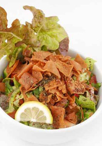 اليكم.. سلطة الفتّوش مع السمك المتبّل باللوز