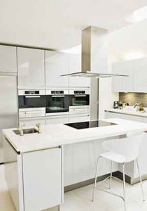 نقدم لكِ أفكارا جريئة بألوان مبهرة لديكور المطبخ