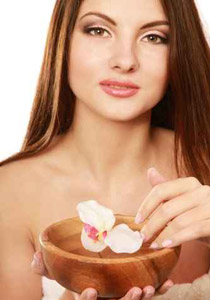 اليك فوائد ماء الورد للبشرة وطرق استخدامه