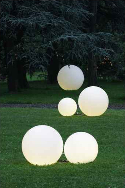 زوار شايف.. اليكم اجمل عواميد الاضاءة الخارجية