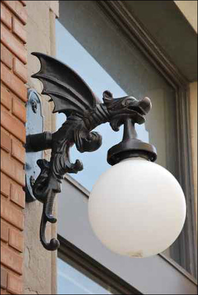 زوار شايف.. اليكم اجمل عواميد الاضاءة الخارجية