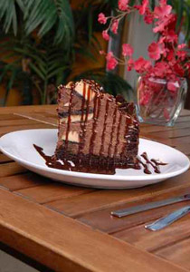 اليكم.. تشيز كيك بقطع الشيكولاتة والكراميل