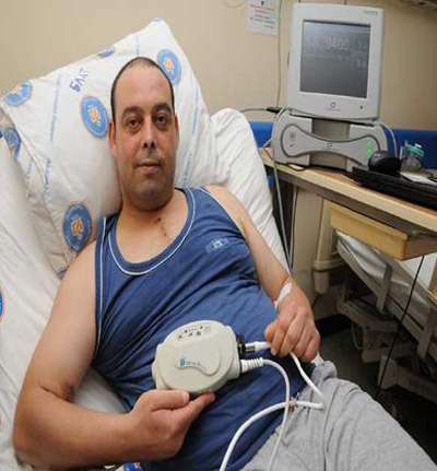 تركي يحمل قلبه الاصطناعي في حقيبة