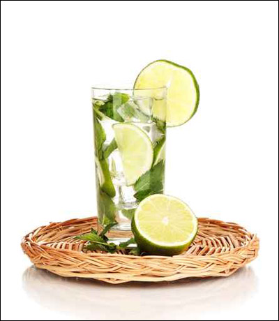 تناولوا كوكتيل الليمون والنعناع للحصول على جسم رشيق!