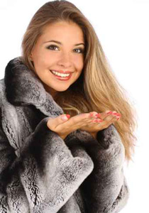 اليك سيدتي.. اهم النصائح لتحافظي على معطفك الفرو!!